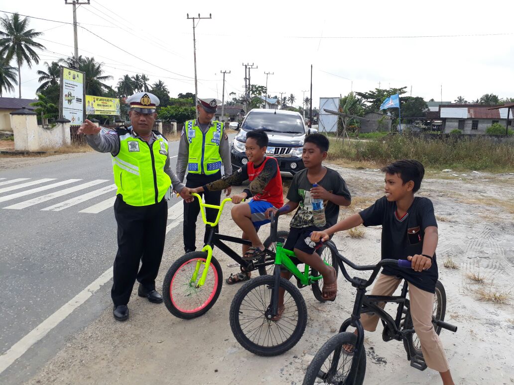  Polisi Rutin Sapa Anak Anak Dan Ingatkan Agar Tidak 